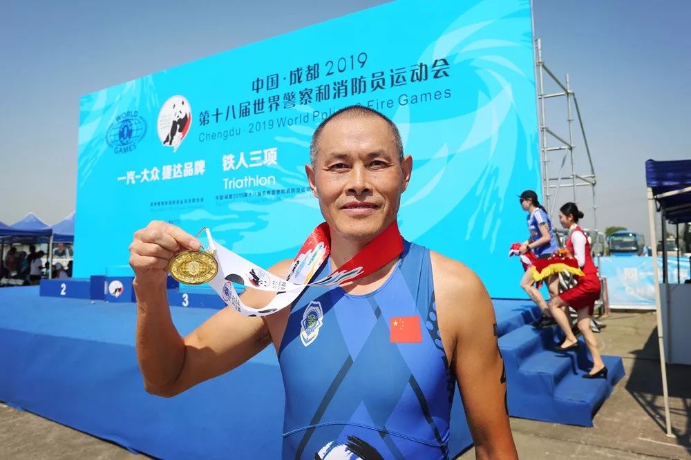 澳大利亚铁人三项选手勇夺金牌