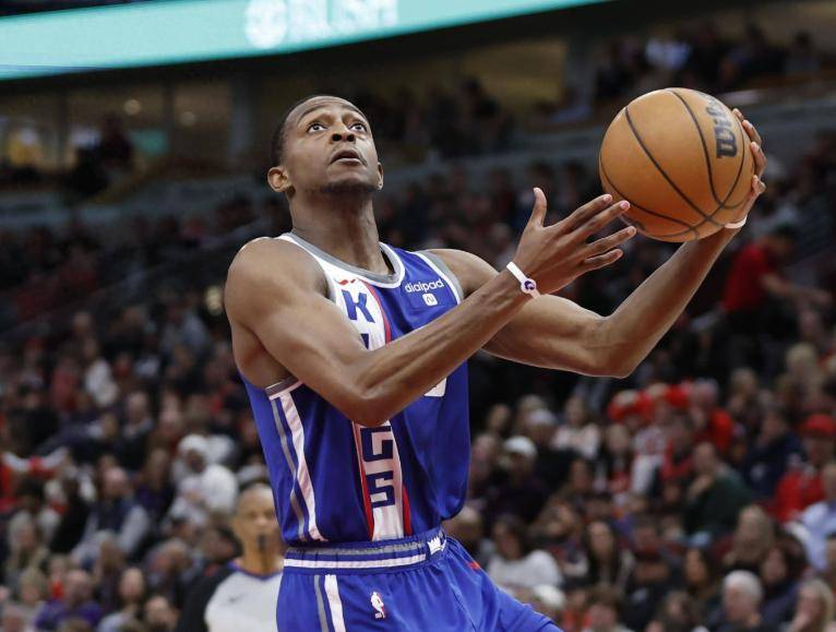 火箭主场胜马刺,全明星表现抢眼 火箭主场胜马刺,全明星表现抢眼