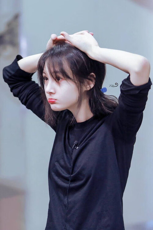 梅西的狂舞与钢铁蓝黑的交响,足球世界两极呈现的哲学启示